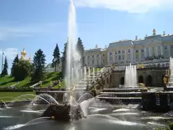 Фонтан «Самсон» на фоне Большого Петергофского дворца