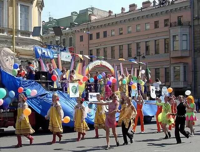 День города Санкт-Петербурга, карнавальное шествие на Невском проспекте