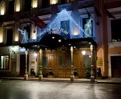 Taleon Imperial hotel — новогоднее крыльцо