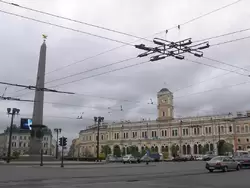 Московский вокзал в Санкт-Петербурге и обелиск «Городу-герою Ленинграду»