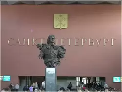 Памятник Петру I на Московском вокзале