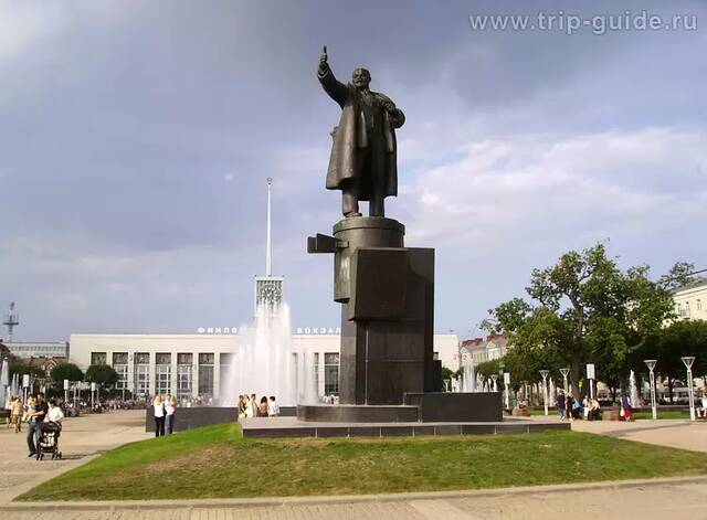 Памятник «Ленин и броневик» в Санкт-Петербурге у Финляндского вокзала