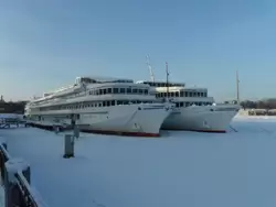 4-х палубные пассажирские теплоходы проекта 301 на зимовке у наб. Макарова