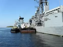 Суда экологического флота СПб морского порта у борта фрегата ВМФ США на МВМС-2011