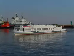 Теплоход «Нева-1» заходит в Ломоносовскую гавань