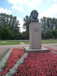 Памятник Карлу Марксу в саду Смольного