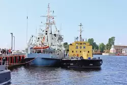 Гидрографическое судно «Arctowski» ВМС Польши и портовое судно «Дон»