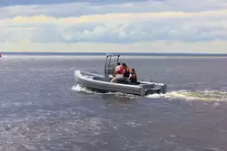 Разъездной катер на акватории Пассажирского бассейна