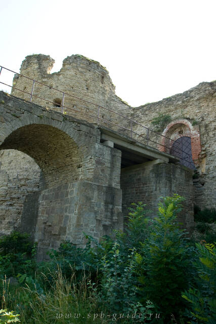 Крепость Копорье, арочный мост, подъемная часть