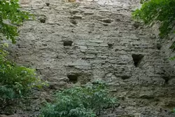 Крепость Копорье, следы от мортир в крепостной стене