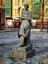 Памятник Анне Ахматовой в сквере гимназии № 209. Скульптур Вадим Трояновский