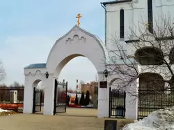 Ворота храма Благовещения Пресвятой Богородицы в Бестужевском саду