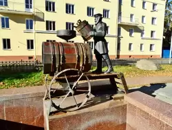 Скульптура-фонтан «Кронштадтский водовоз», скульптор Ф. П. Крушельницкий при участии И. Андрюхина, 2006 г.