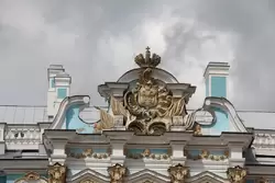 Корона на фасаде Екатерининского дворца