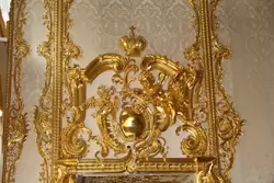 Позолоченная корона Российской империи над дверью в Белую Парадную столовую