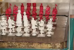 Шахматы в малиновой гостиной из слоновой кости и коралла