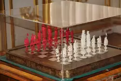 Шахматы в Малиновой столовой из слоновой кости и коралла