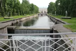 Большой дворец и большой каскад фонтанов