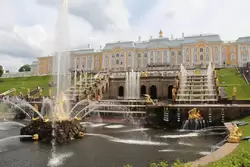 Большой дворец и большой каскад фонтанов