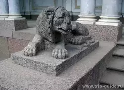 Статуя льва перед Воронихинской колоннадой