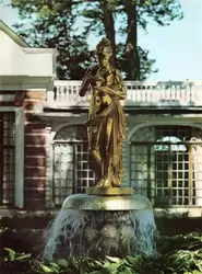 Монплезирский сад. Фонтан-колокол. Статуя «Психея», 1817 г.