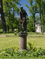 Статуя «Венера, снимающая сандалию» скульптора Ивана Витали (копия)