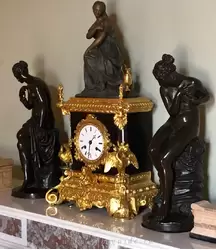 Часы из золочёной бронзы на камине в кабинете Александры Фёдоровны, петербургская мастерская А. Шрайбера, 1846 г.