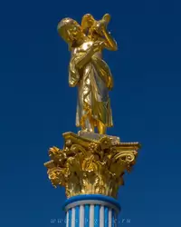 Фигура Ганимеда, кормящего орла виноградом, на Хрустальной колонне
