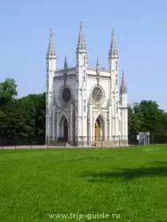 Готическая капелла в парке «Александрия» в Петергофе