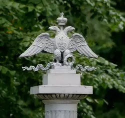 Двуглавый орел на ограде Летнего сада