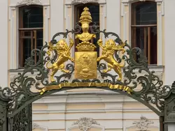 Герб графов Шереметевых над воротами дворца