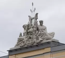 Скульптурная группа Юпитер и Минерва над ризалитом цирка Чинизелли