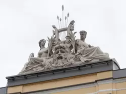 Скульптурная группа Юпитер и Минерва над ризалитом цирка Чинизелли