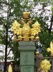 Герб России на ограде домика Петра Великого