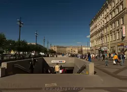 Сенная площадь в Санкт-Петербурге: подземный переход и вход в метро «Садовая»