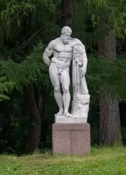 Статуя Геракла на Елагином острове