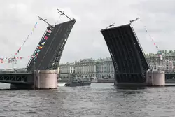 Дворцовый мост и десантный катер «Контр-адмирал Оленин»