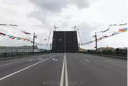 Поднятый пролёт Дворцового моста