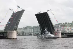 Проход военных кораблей по центру Санкт-Петербурга во время репетиции парада в честь Дня ВМФ