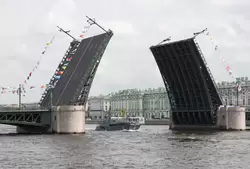 Проход военных судов под Дворцовым мостом