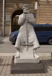 Памятник дворнику в Санкт-Петербурге на площади Островского