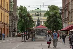 Вид на Александринский театр и памятник Екатерине II с улицы Малая Садовая