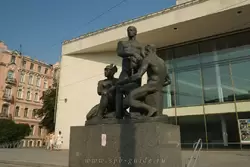 Скульптура «Октябрь» перед БКЗ «Октябрьский»