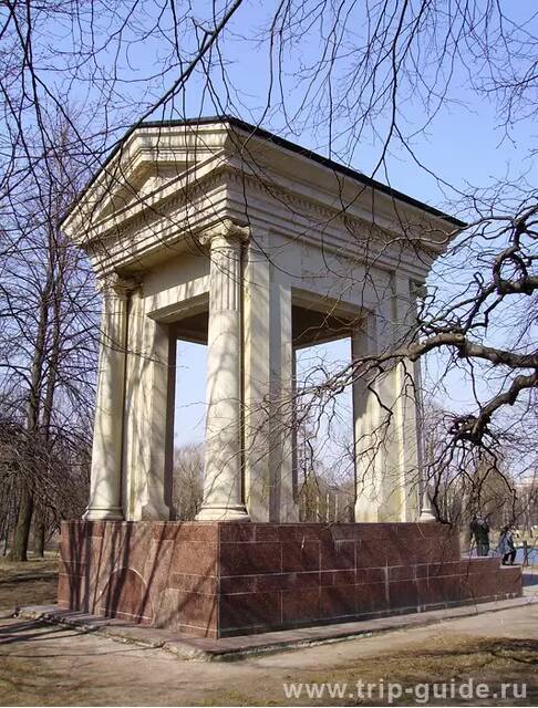 Парк Победы в СПб, беседка в память тысяч погибших, жертв блокады и защитников города, сожженных в печах стоявшего здесь завода