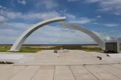 Памятник «Разорванное кольцо» на Дороге жизни