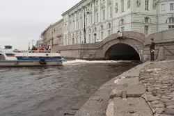 Эрмитажный мост в Санкт-Петербурге