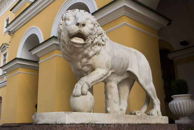 Дом со львами (Лобанова-Ростовского, отель Four Seasons Hotels & Resorts)