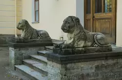 Львы охраняют вход во дворец