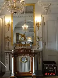 Огромное зеркало и императорские часы, украшающие Малый кабинет Павла I