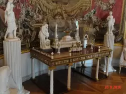 Столик с часовыми механизмами в Павловском дворце